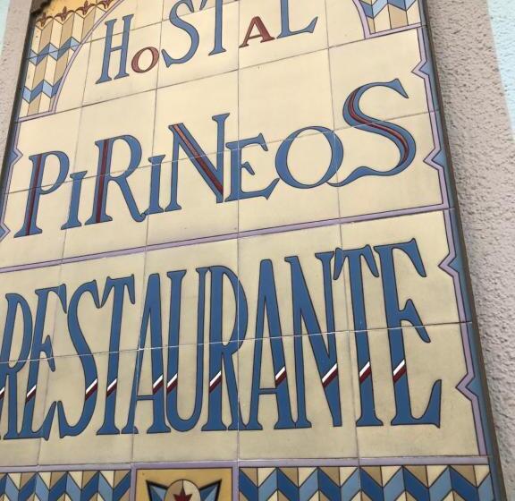 호텔 Hostal Pirineos