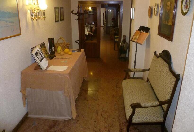 호텔 Hostal Pirineos