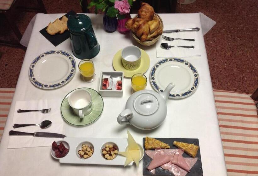 호텔 Hostal Pirineos