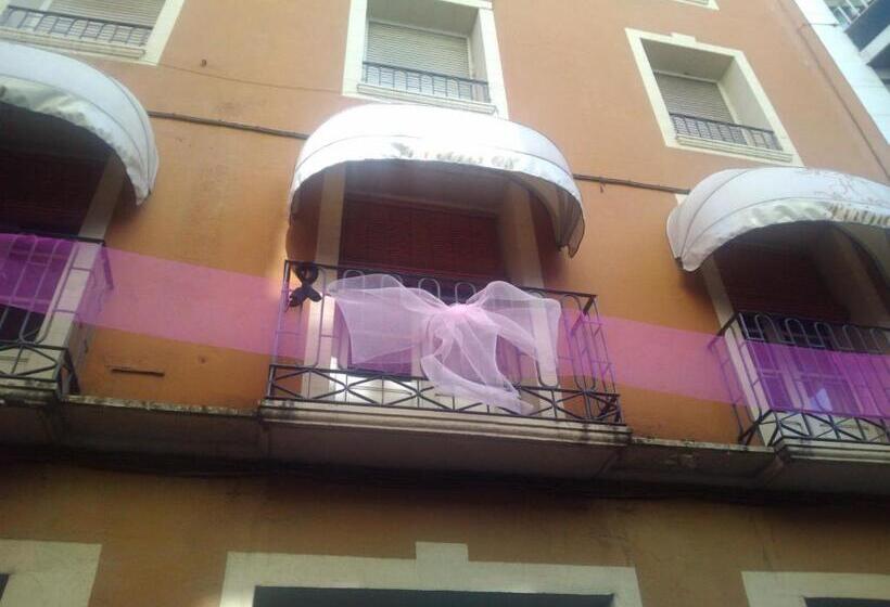 호텔 Hostal Pirineos