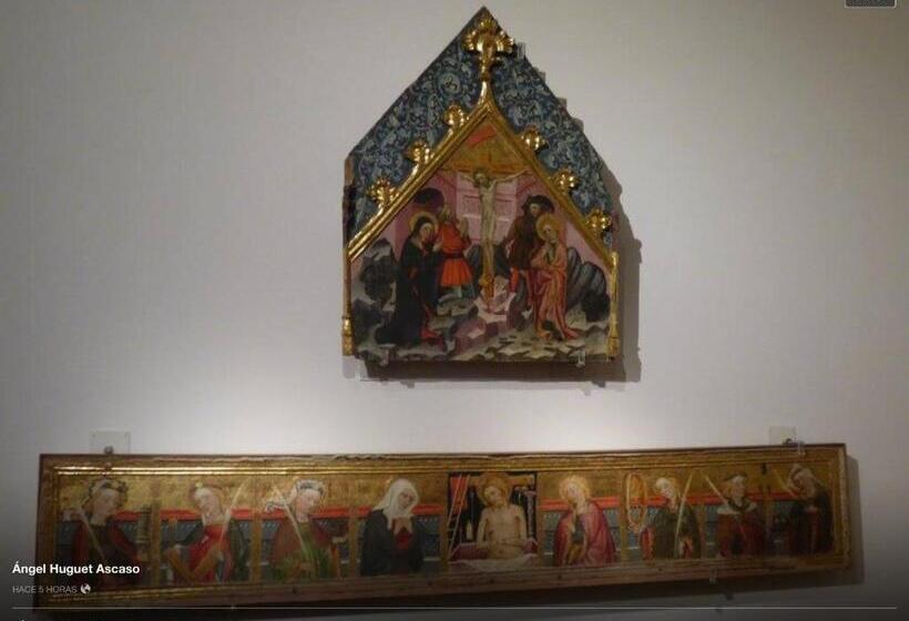 호텔 Hostal Pirineos