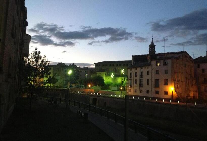 호텔 Hostal Pirineos