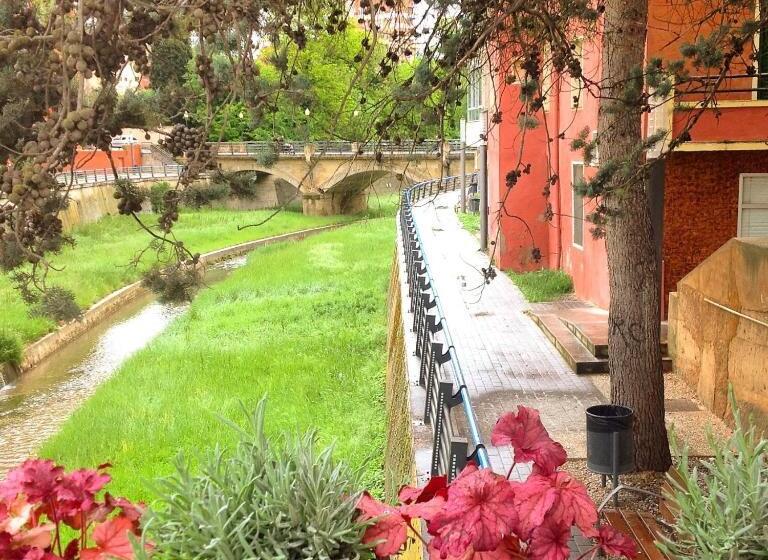 호텔 Hostal Pirineos