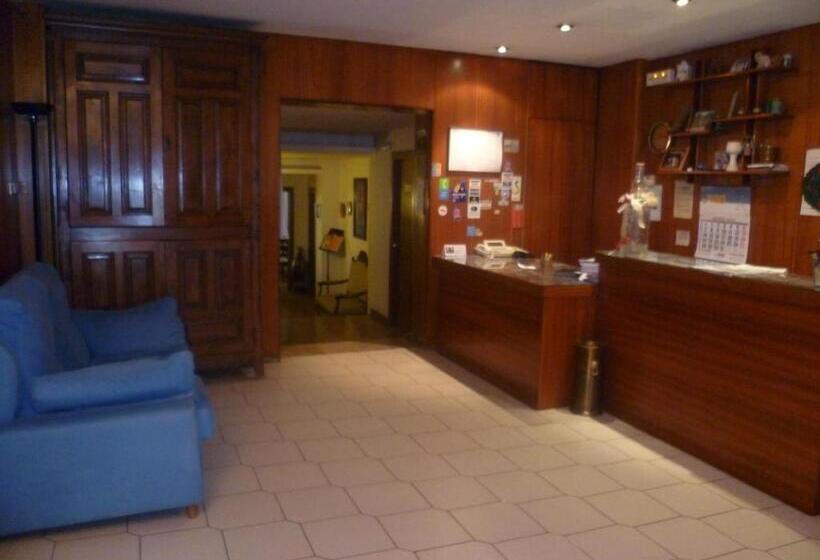 호텔 Hostal Pirineos