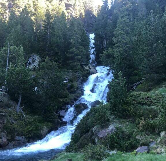 هتل Hostal Pirineos Meliz