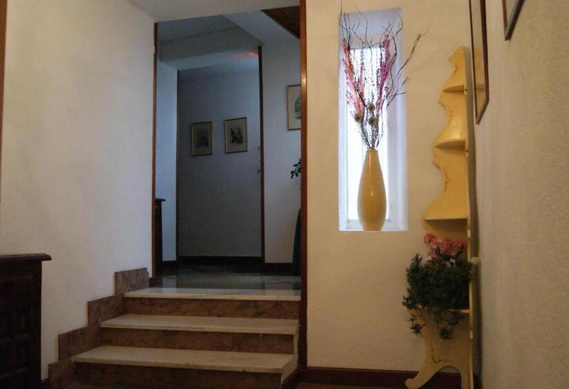 هتل Hostal Pirineos Meliz