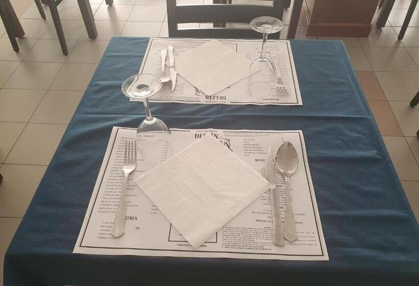 هتل Hostal Residencia Delfin