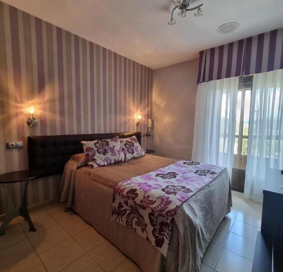 Отель Hostal Sainz