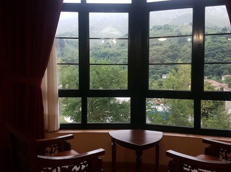 فندق Apartamentos Villa De Cabrales