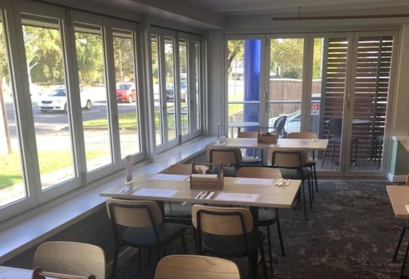 فندق Adelaide Royal Coach