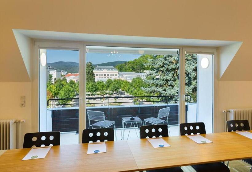 فندق At The Park