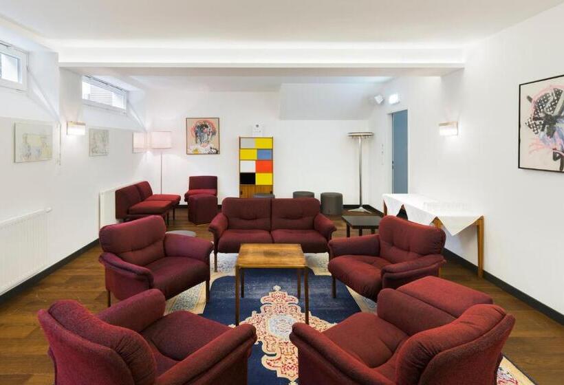 ホテル At The Park