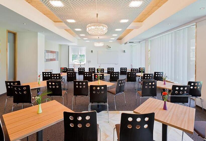 فندق At The Park