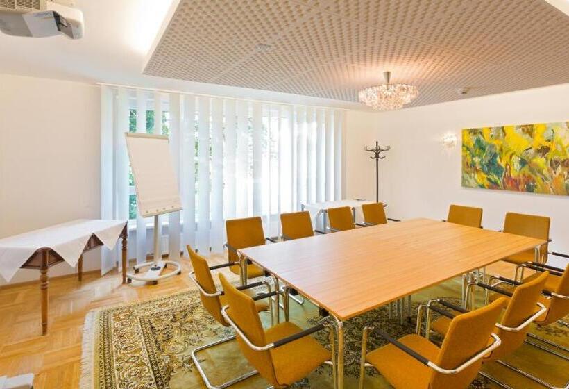 فندق At The Park