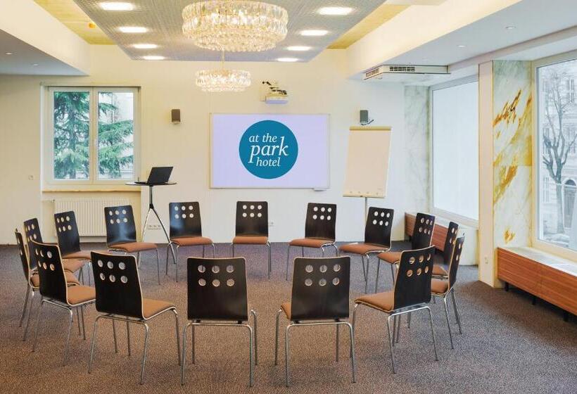 فندق At The Park