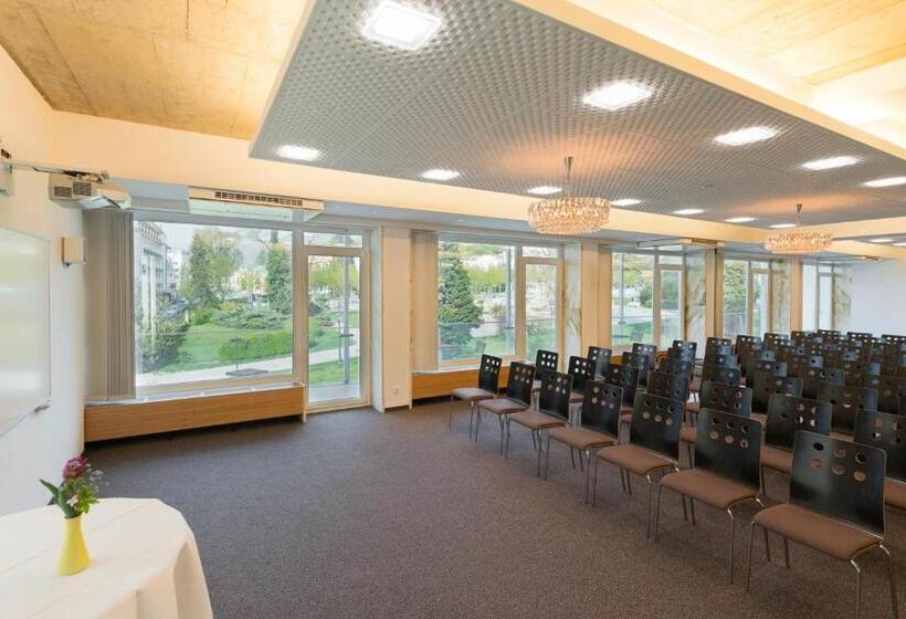 Отель At The Park