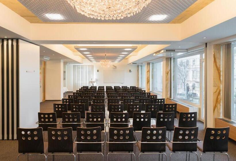 Отель At The Park