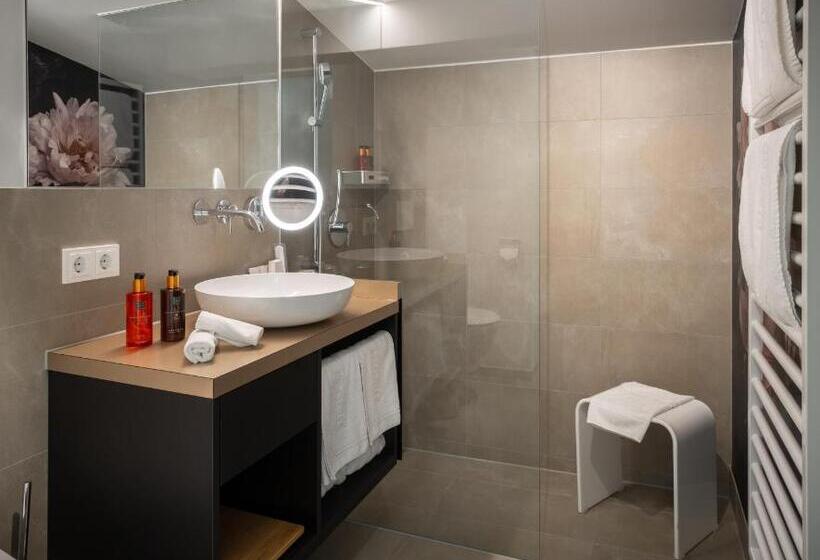 هتل Bergkristall Oberlech