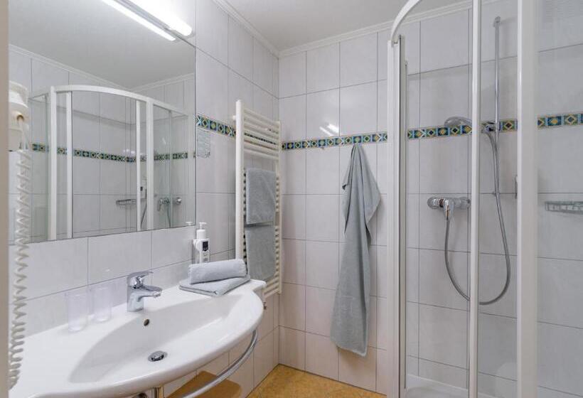 Отель Classic Rooms By Crystal