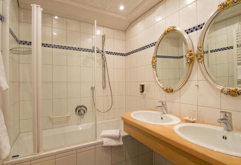 ホテル Der Kleinwalsertaler Rosenhof