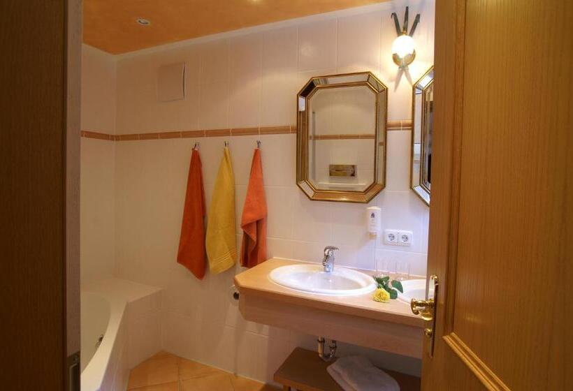 ホテル Der Kleinwalsertaler Rosenhof