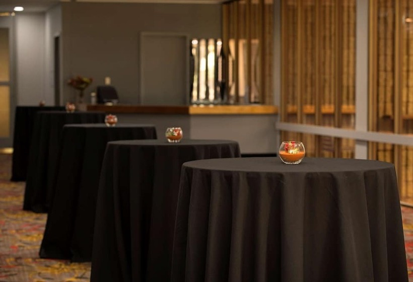 هتل Doubletree By Hilton Alice Springs