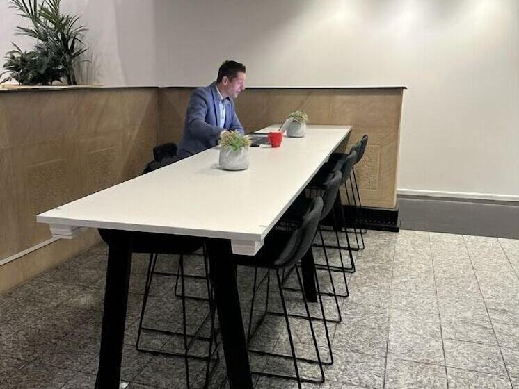 هتل Grand Chancellor Adelaide