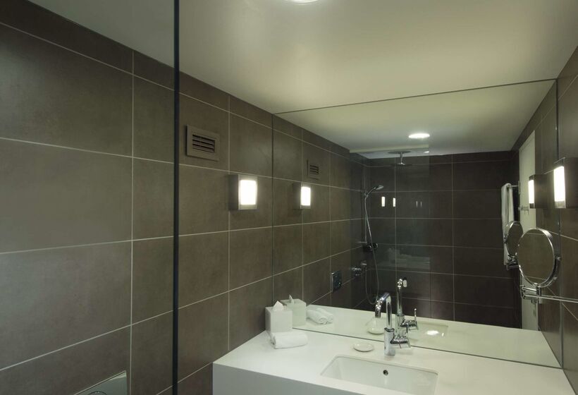 هتل Hilton Adelaide