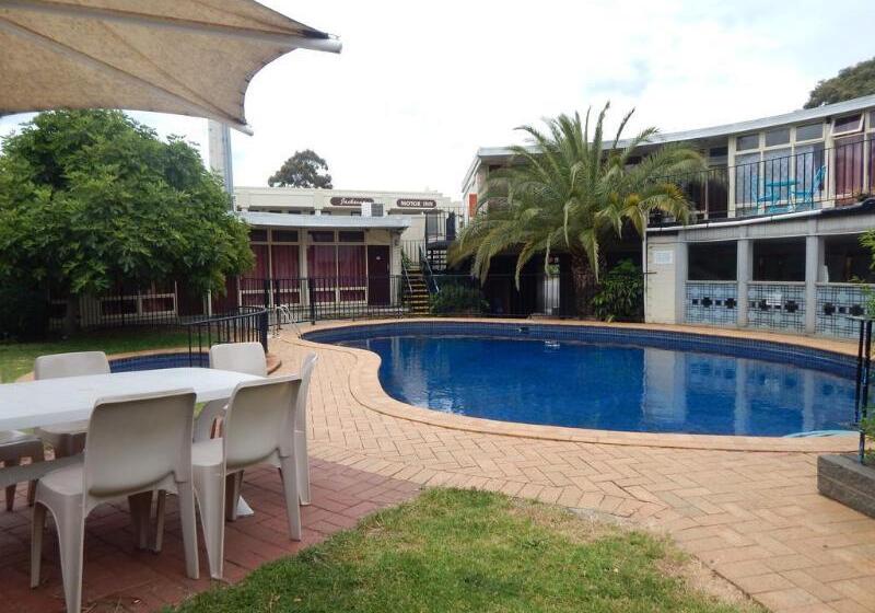 هتل Jacksons Motor Inn