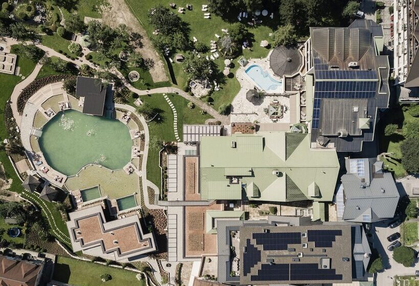 ホテル Neuhaus Zillertal Resort