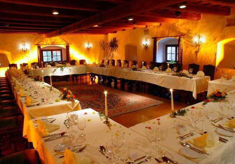 Отель Schloss Weikersdorf