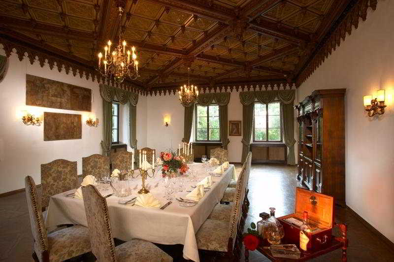 Отель Schloss Weikersdorf