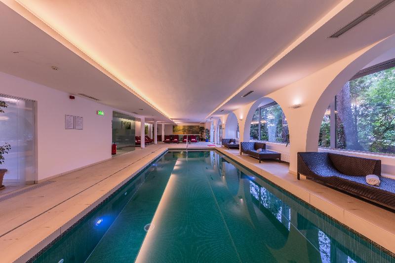 Отель Schloss Weikersdorf