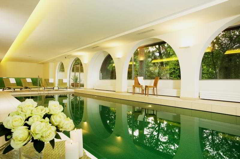 Отель Schloss Weikersdorf