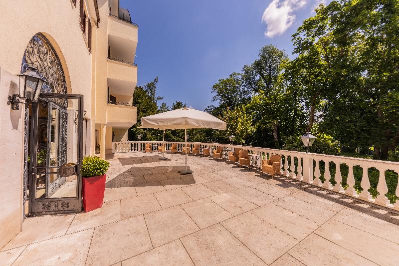 Отель Schloss Weikersdorf