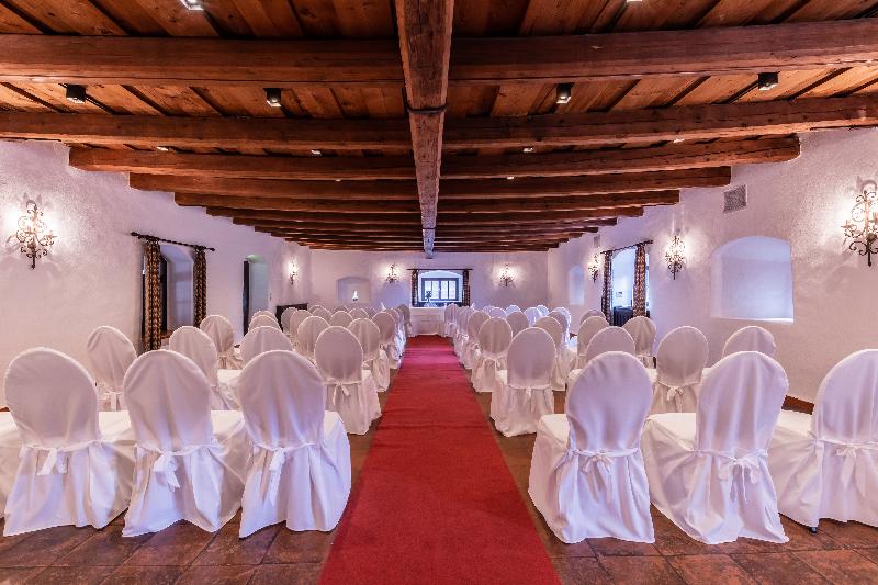 Отель Schloss Weikersdorf