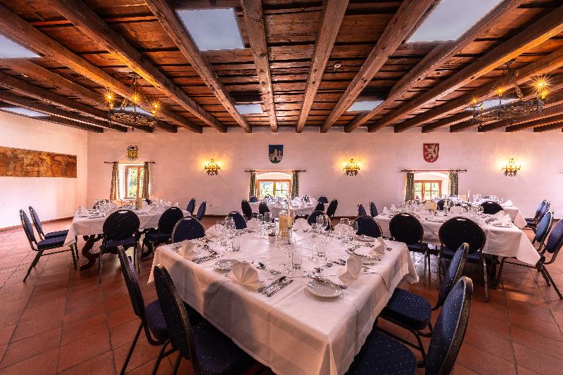 Отель Schloss Weikersdorf