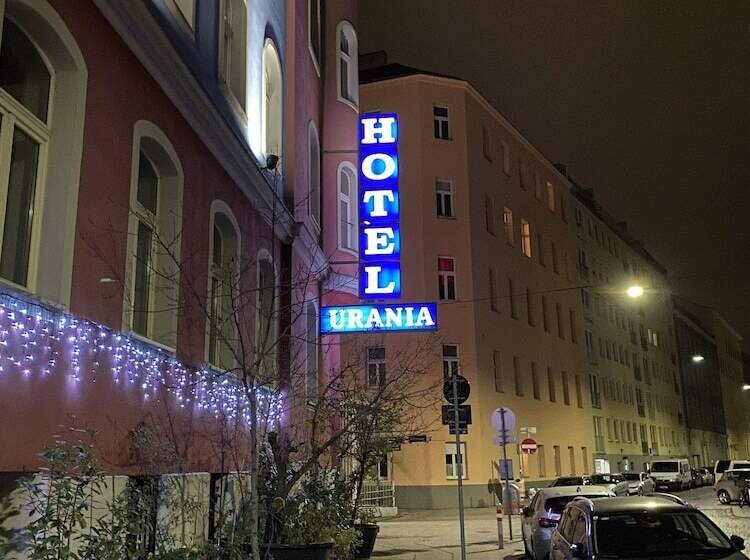 هتل Urania