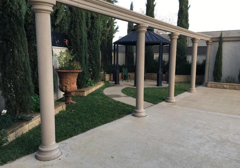 مُتل Albury Manor House