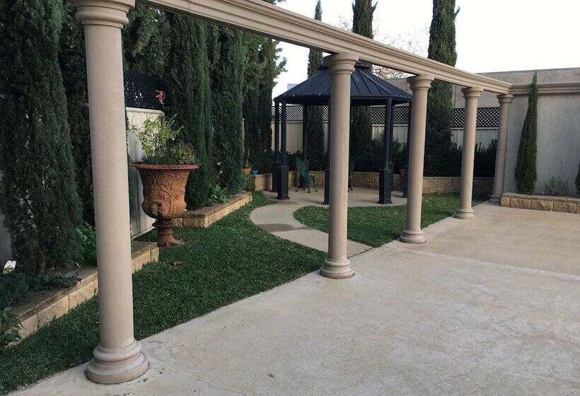 مُتل Albury Manor House