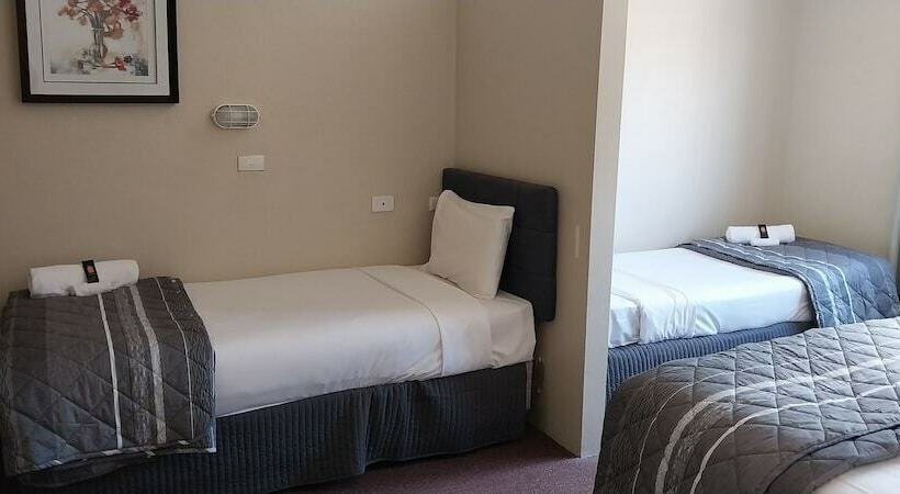 مُتل Commodore Motor Inn