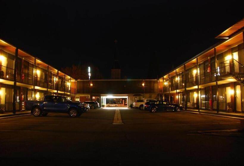 مُتل Commodore Motor Inn