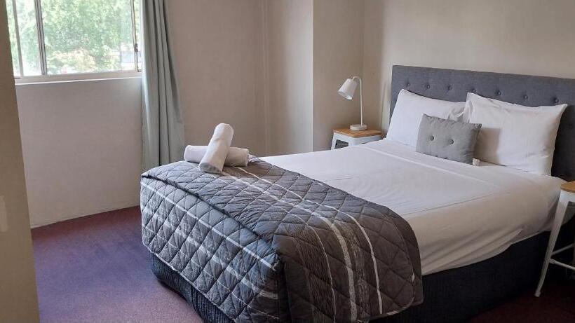 مُتل Commodore Motor Inn