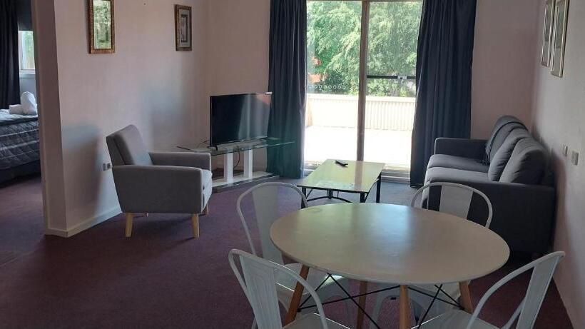 مُتل Commodore Motor Inn