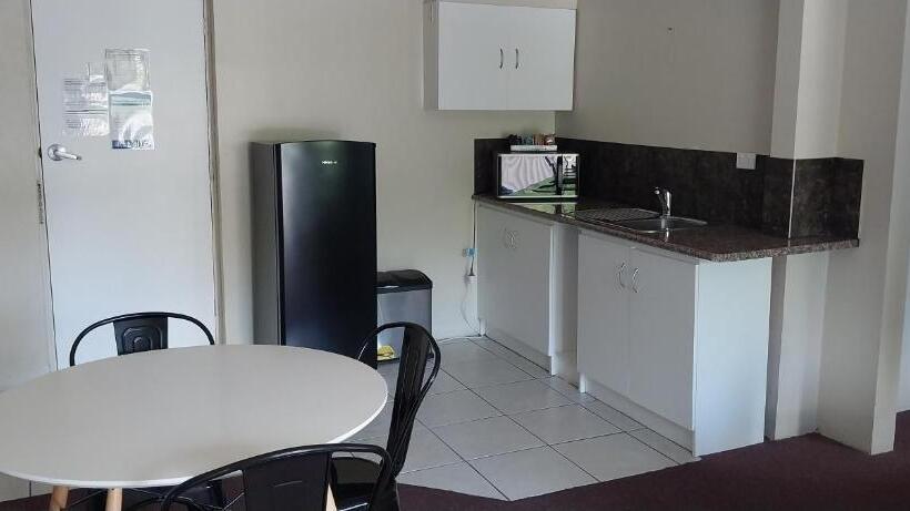 مُتل Commodore Motor Inn