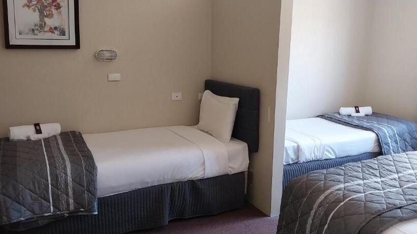 مُتل Commodore Motor Inn