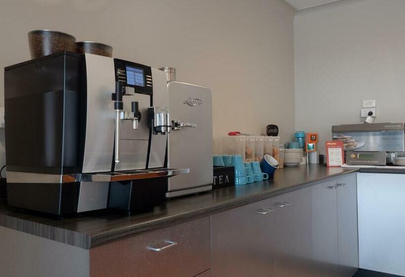 Airport Admiralty Motel