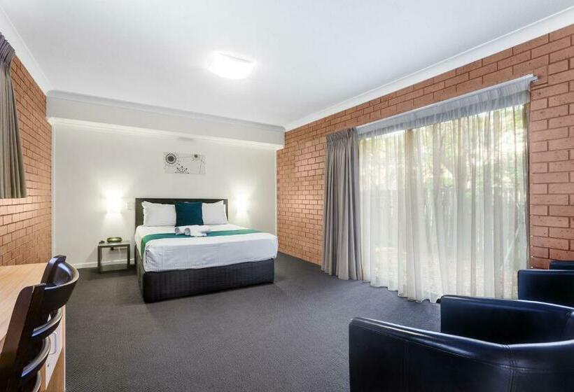 Airport Admiralty Motel