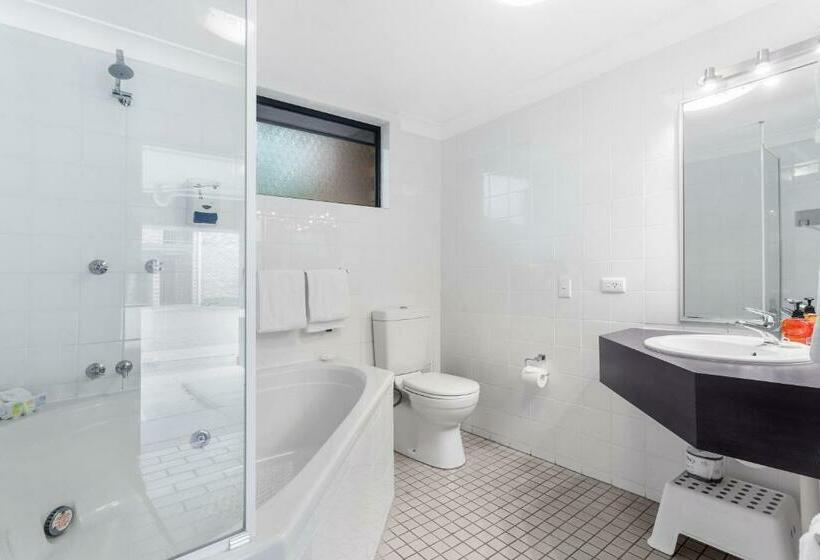 Airport Admiralty Motel