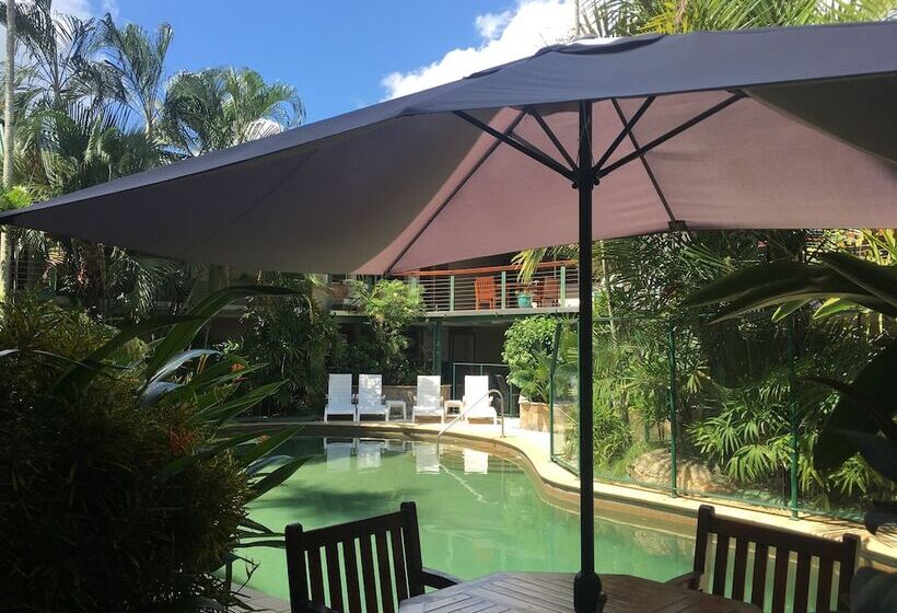 Bay Village Tropical Retreat & Apartments